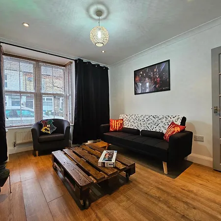 Harry Potter Themed Home In Watford - Free Off-Street Parking Экстерьер фото