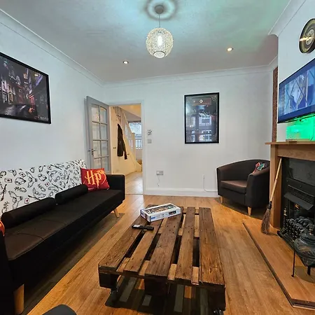 Harry Potter Themed Home In Watford - Free Off-Street Parking Экстерьер фото