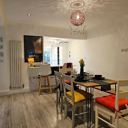 Harry Potter Themed Home In Watford - Free Off-Street Parking Экстерьер фото